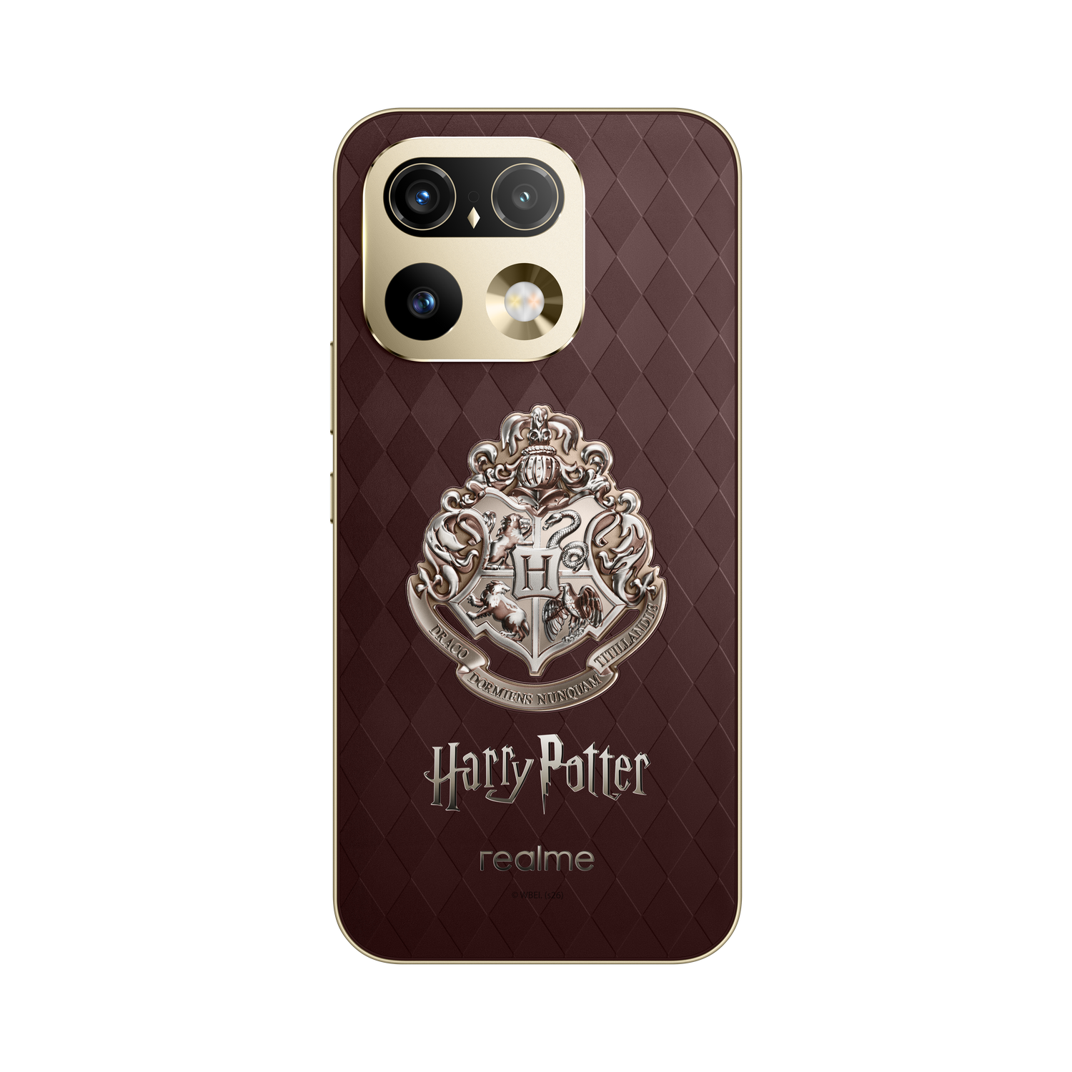 Un teléfono marrón con módulo de cámara dorado, escudo de Hogwarts plateado y logotipos de Harry Potter y Realme.