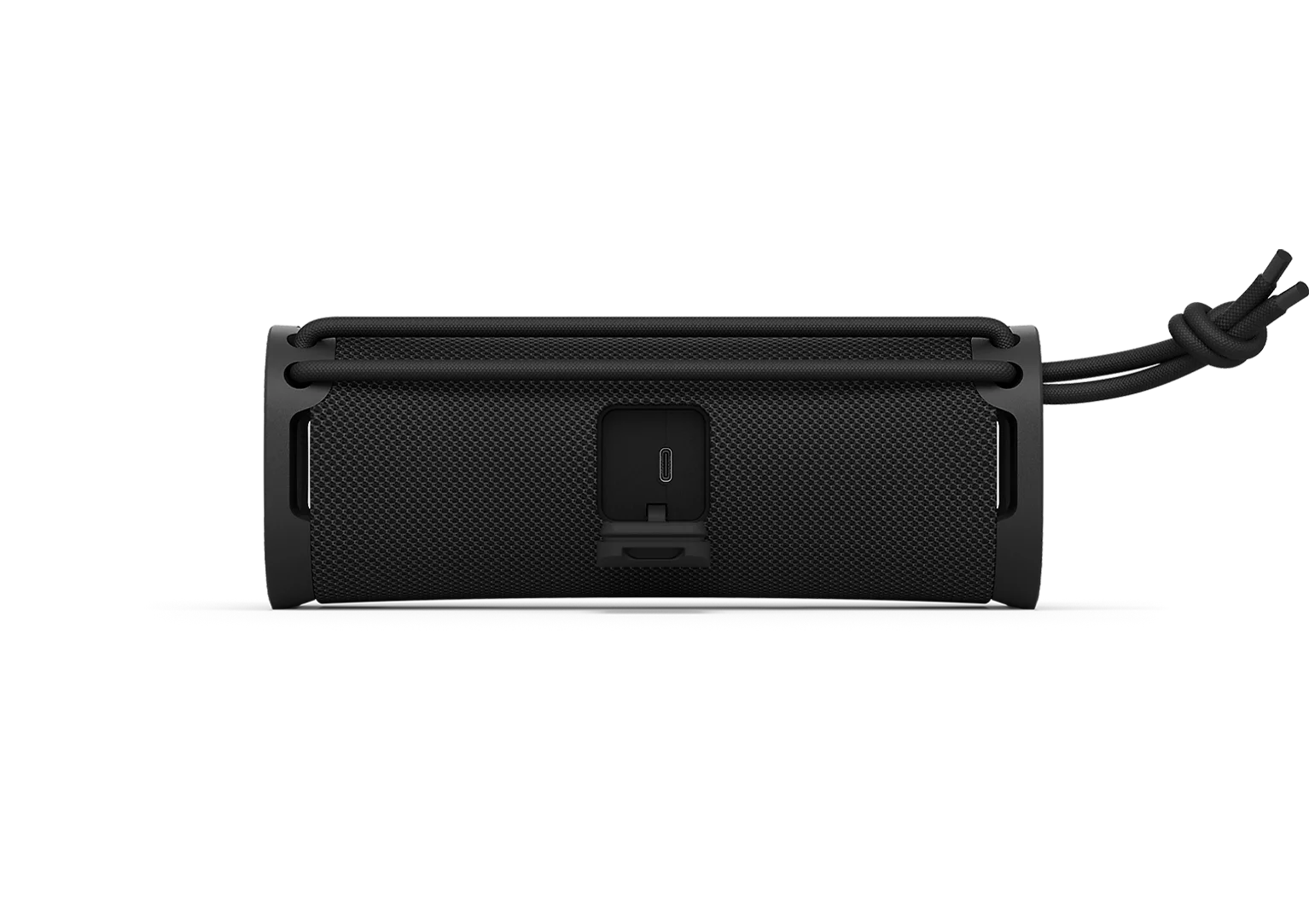 Siyah arka planda açık USB-C bağlantı noktasına ve taşıma kayışına sahip siyah silindirik hoparlör.