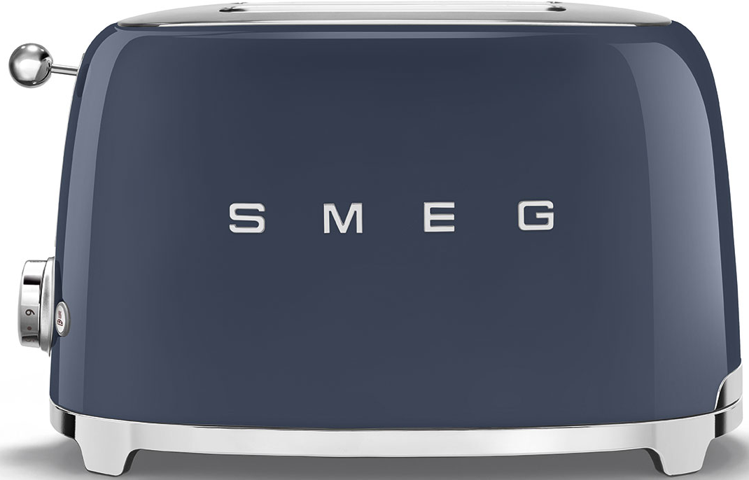 Ein blauer Smeg-Toaster mit silbernen Akzenten und Knöpfen vor weißem Hintergrund.