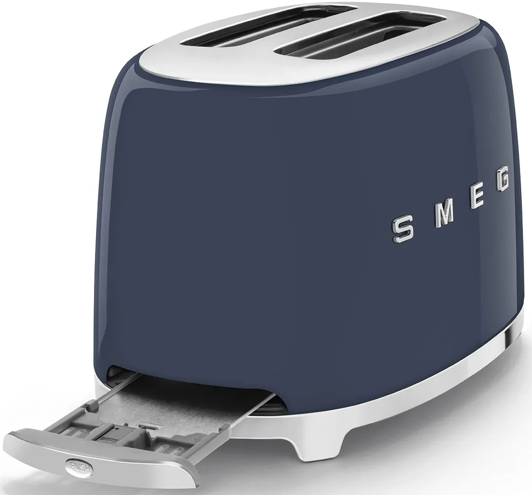 Ein blauer Smeg Toaster mit silbernem Rand und ausgezogener Krümelschublade auf weißem Hintergrund.