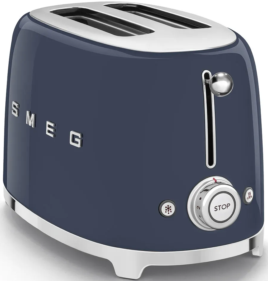 Ein dunkelblauer Smeg Toaster mit zwei Schlitzen, silbernen Chromakzenten und einem Drehknopf auf weißer Oberfläche.