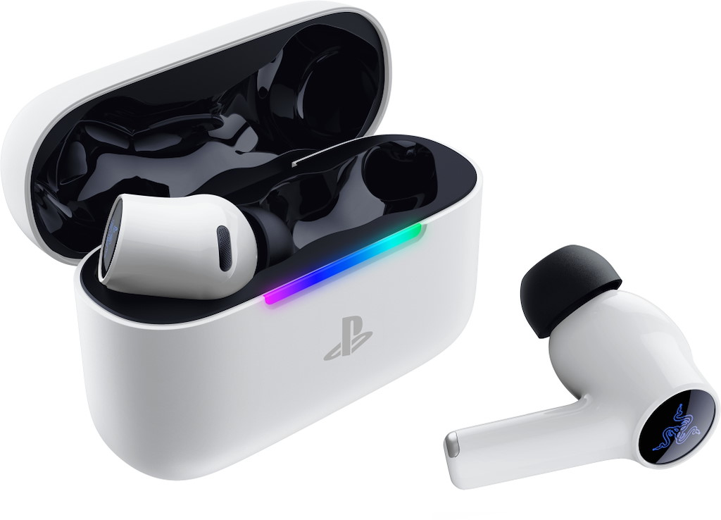 Auricolari wireless bianchi in custodia di ricarica con logo PlayStation e barra LED RGB su sfondo bianco.