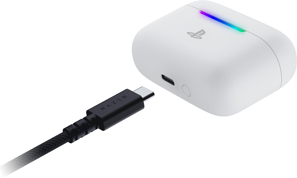 Custodia di ricarica PlayStation bianca con barra LED RGB e cavo USB-C Razer nero su sfondo bianco.