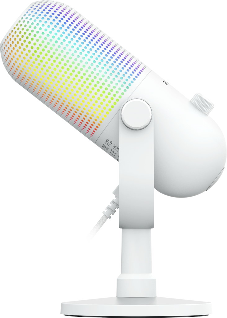Ein weißes USB-Mikrofon mit RGB-Hintergrundbeleuchtung steht auf einem runden Ständer vor weißem Hintergrund.