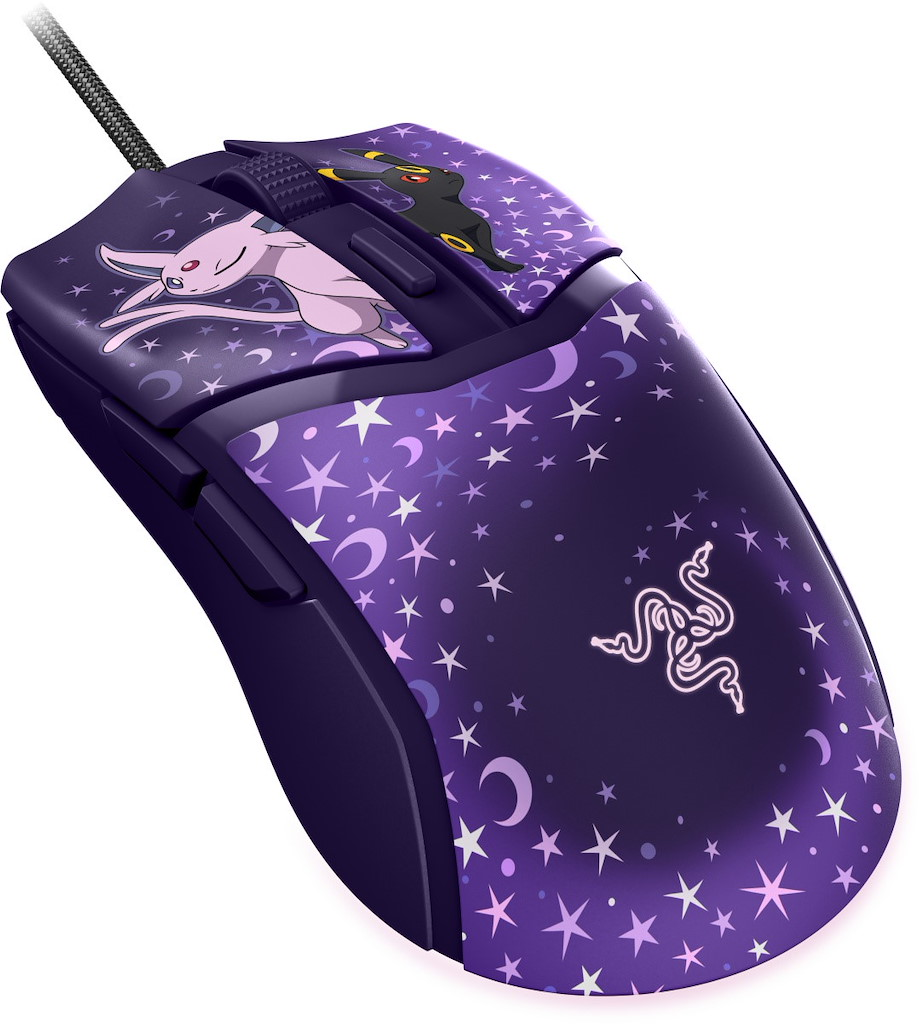 Eine lila Gaming-Maus mit Sternen- und Mondsphärenmuster sowie Espeon- und Umbreon-Figuren.