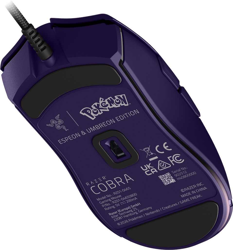 Die Unterseite einer lila Razer Cobra Gaming-Maus in der Espeon & Umbreon Edition.