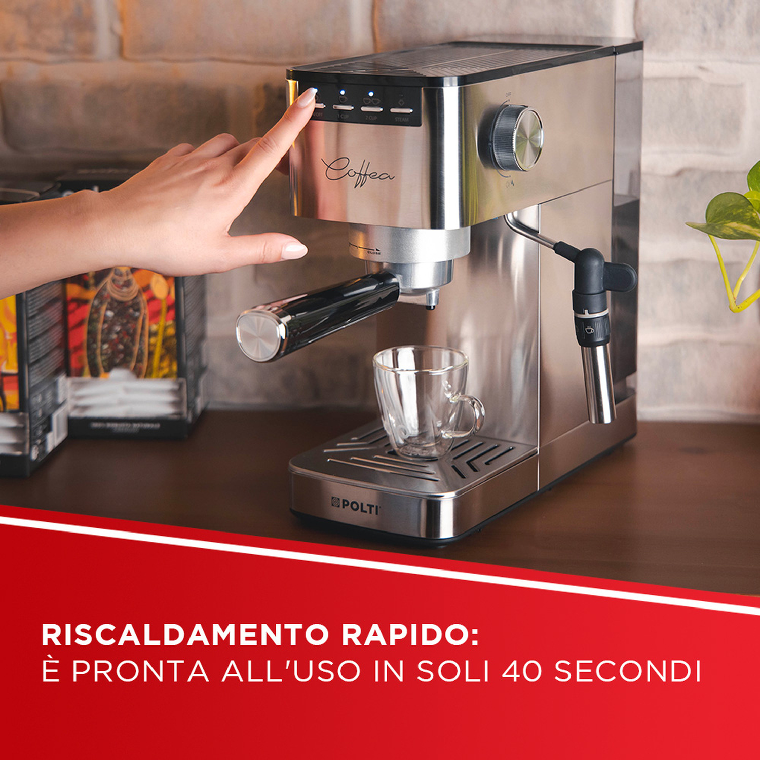 Mano preme il pulsante su moderna macchina da caffè in acciaio con bicchiere.