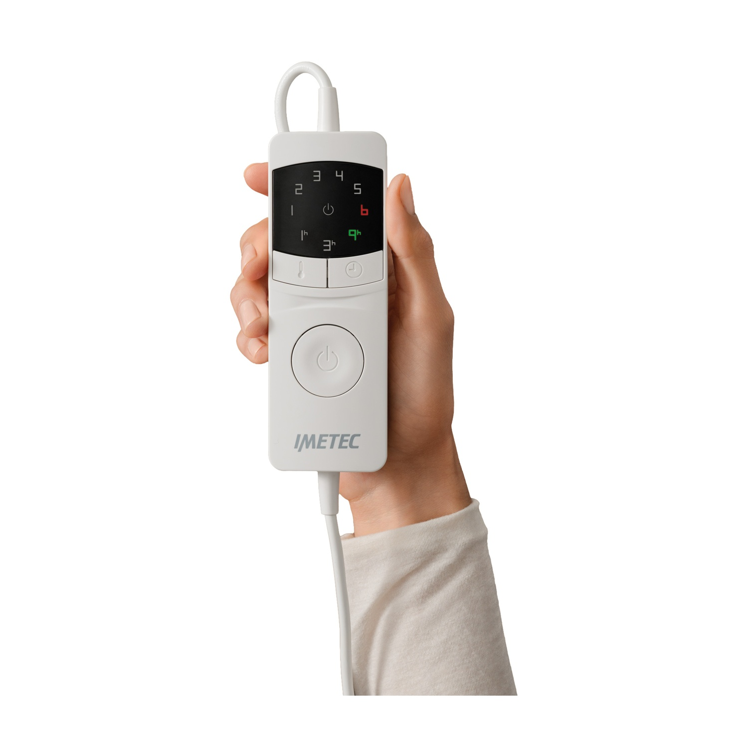 Una mano regge un telecomando bianco Imetec con tasti neri e un cavo.