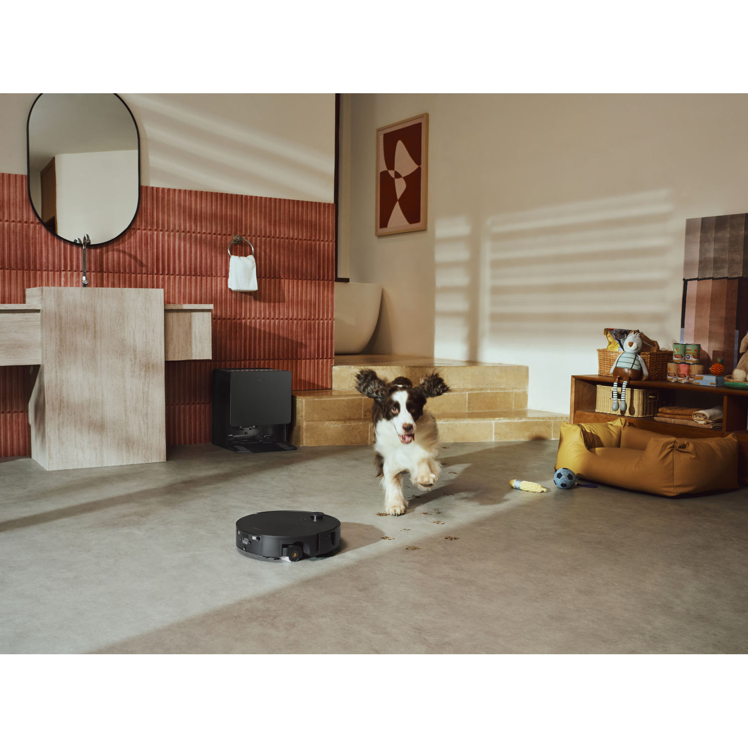 Un chien court sur le sol près d'un robot aspirateur dans un intérieur élégant.