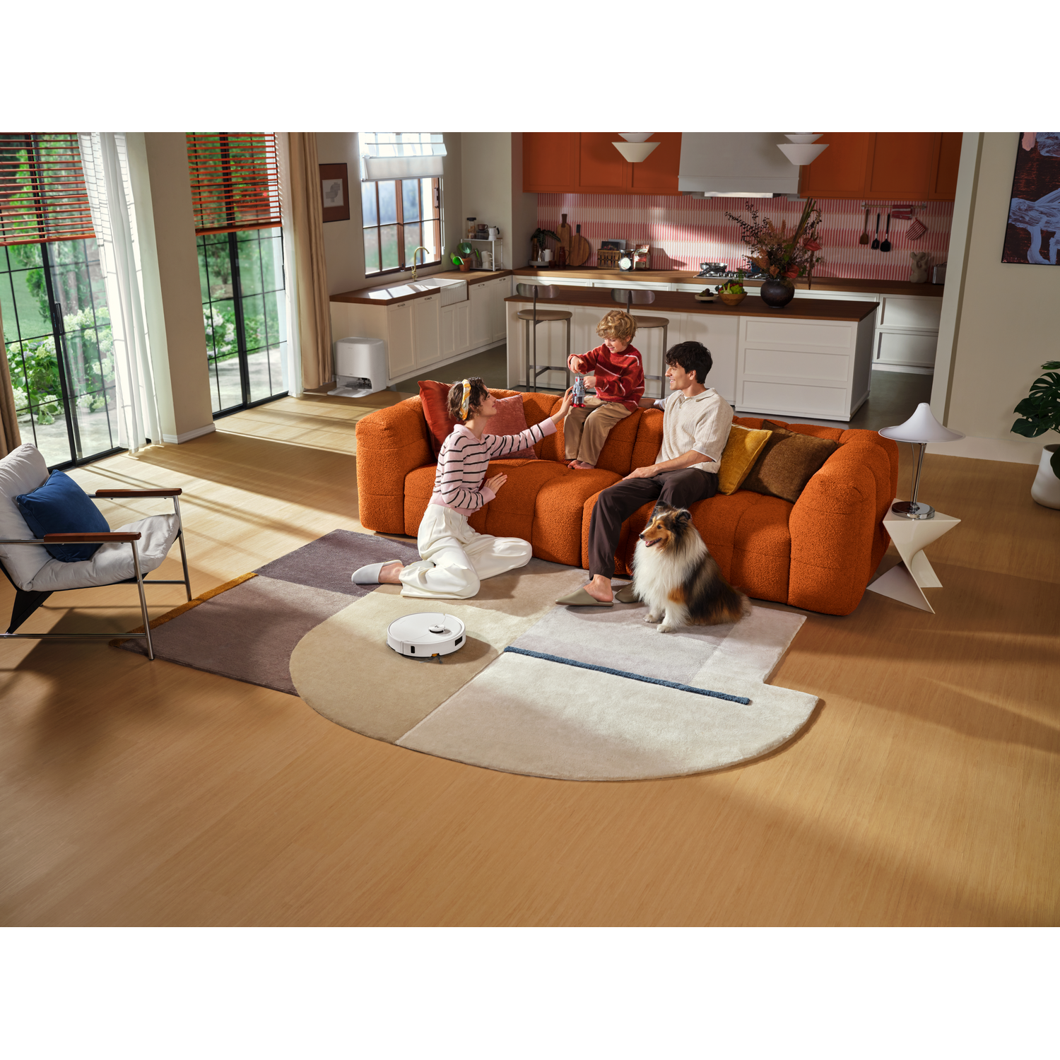 Une famille et leur chien se détendent dans le salon pendant qu'un robot aspirateur nettoie le tapis.