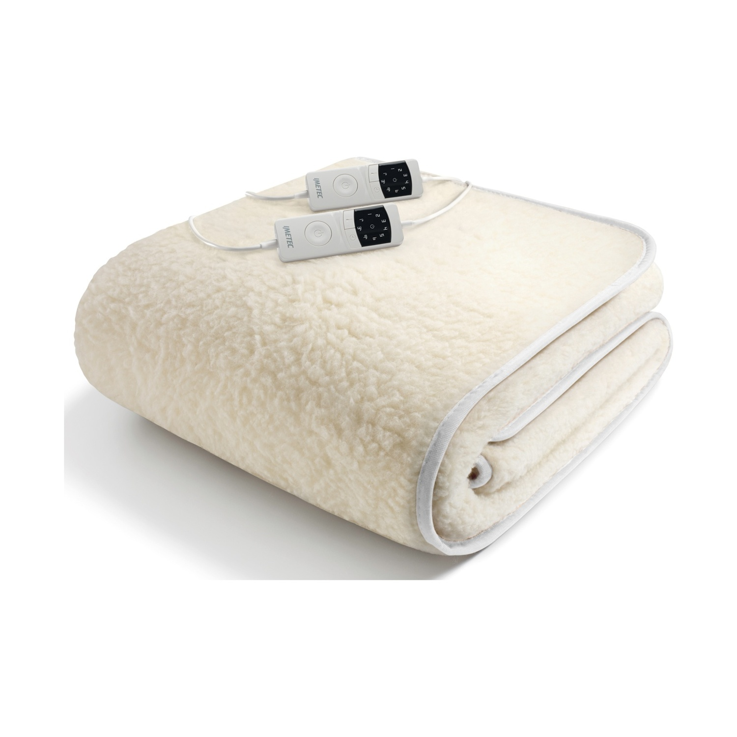 Una coperta elettrica bianca piegata con due telecomandi su sfondo bianco.