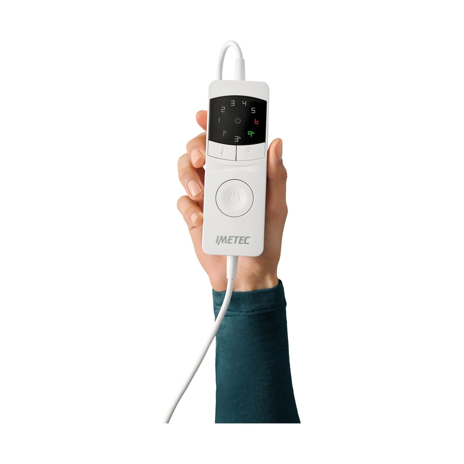 Una mano tiene un telecomando Imetec bianco con tasti neri e un cavo su sfondo bianco.