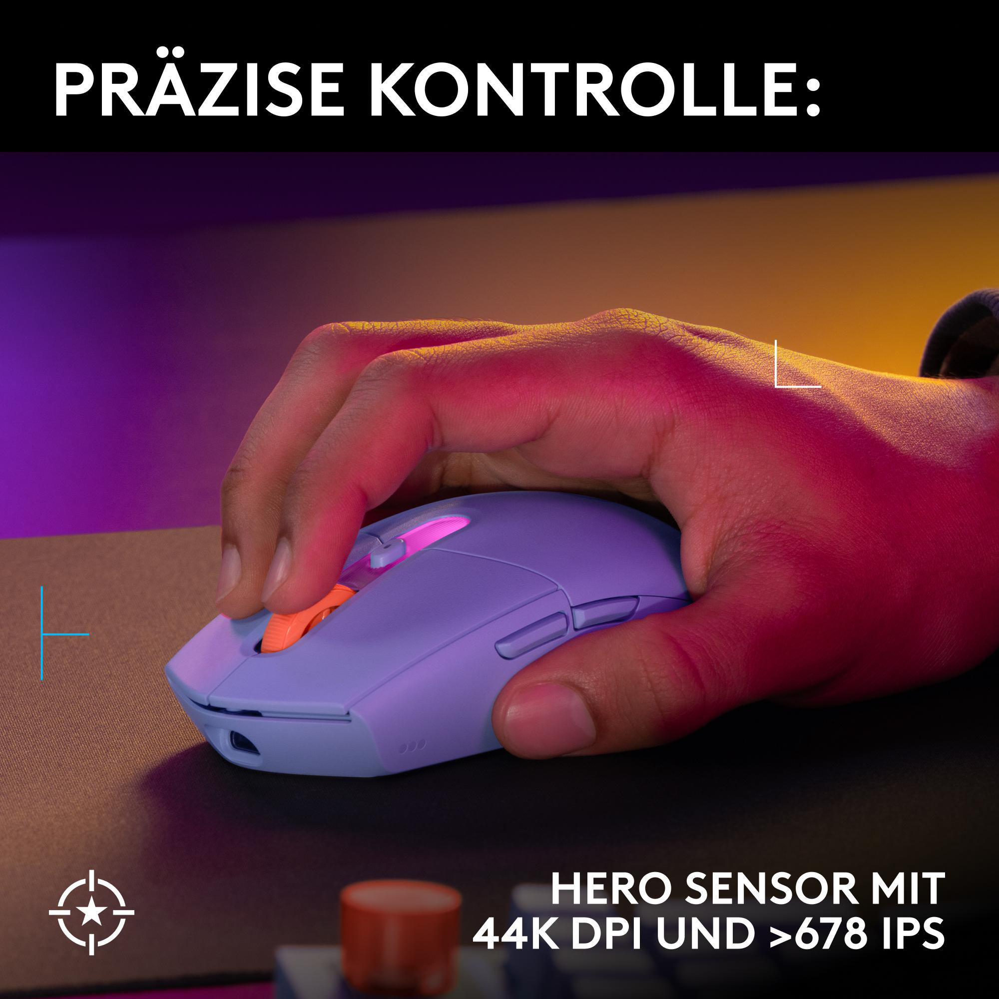 Eine Hand bedient eine violette Gaming-Maus auf einer dunklen Unterlage vor lila-gelbem Hintergrund.