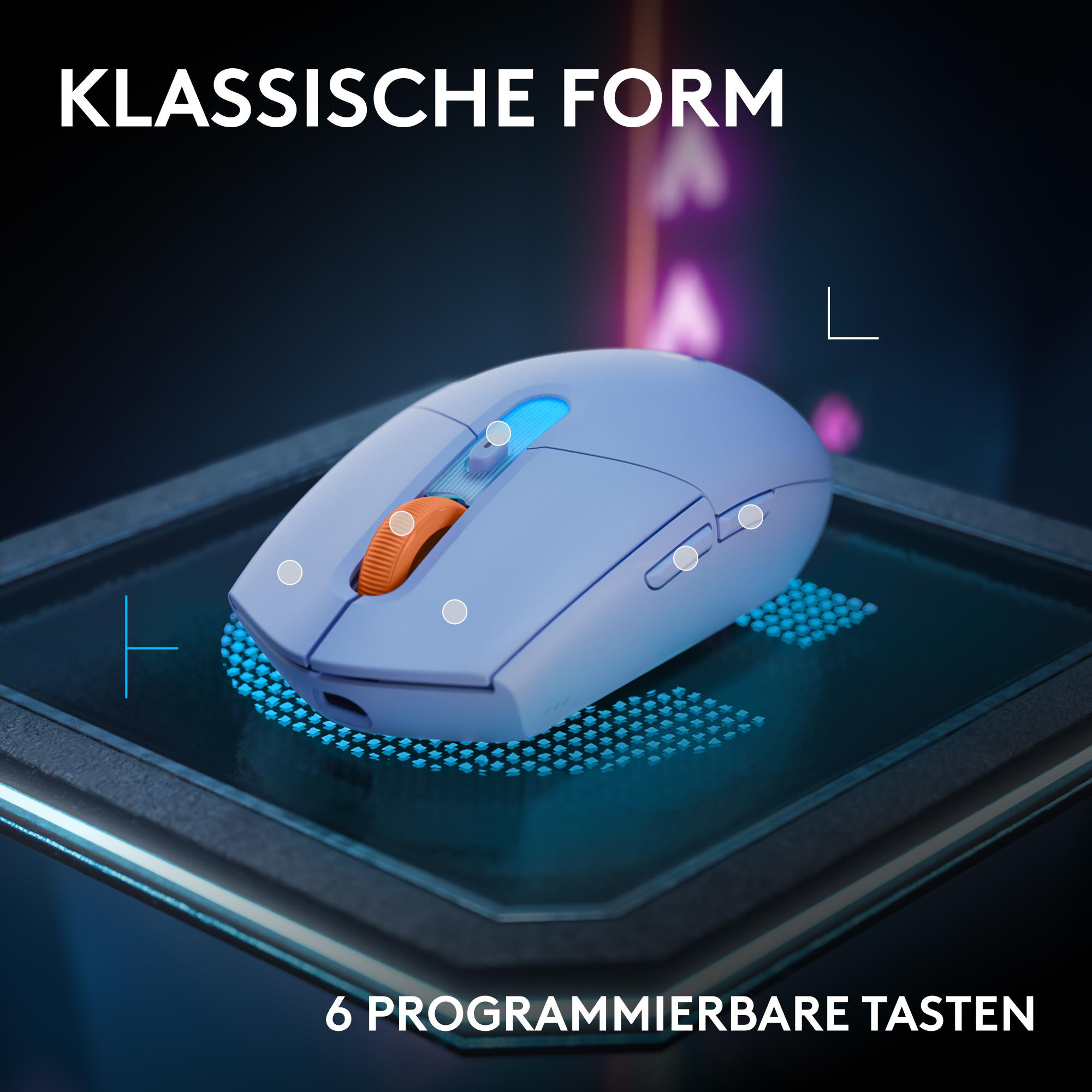 Blaue Gaming-Maus mit orangefarbenem Scrollrad und programmierbaren Tasten auf beleuchteter Plattform.