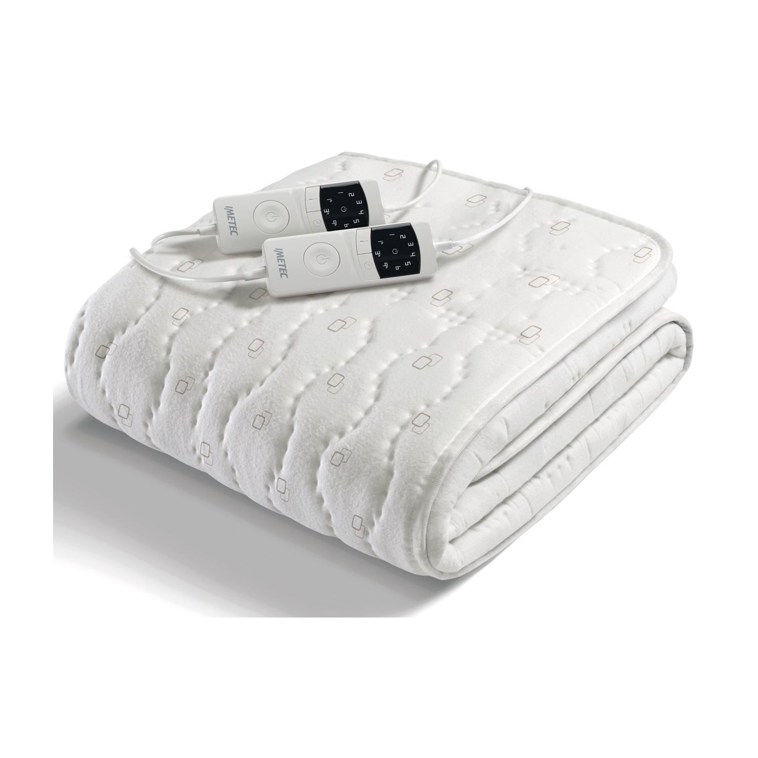 Una coperta termica bianca piegata con due telecomandi sopra, su sfondo bianco.