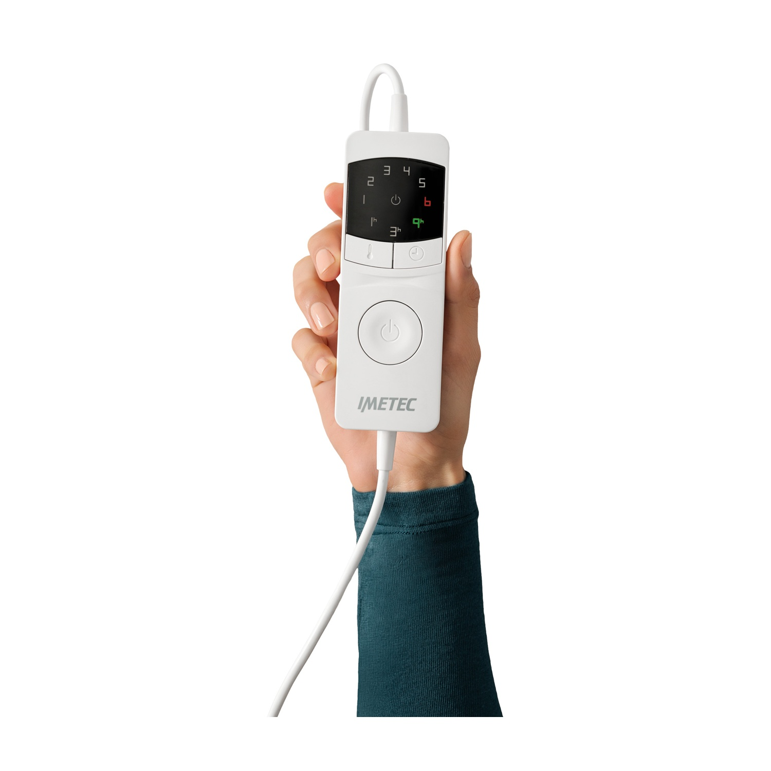Una mano tiene un telecomando bianco per coperta riscaldante Imetec con un cavo.
