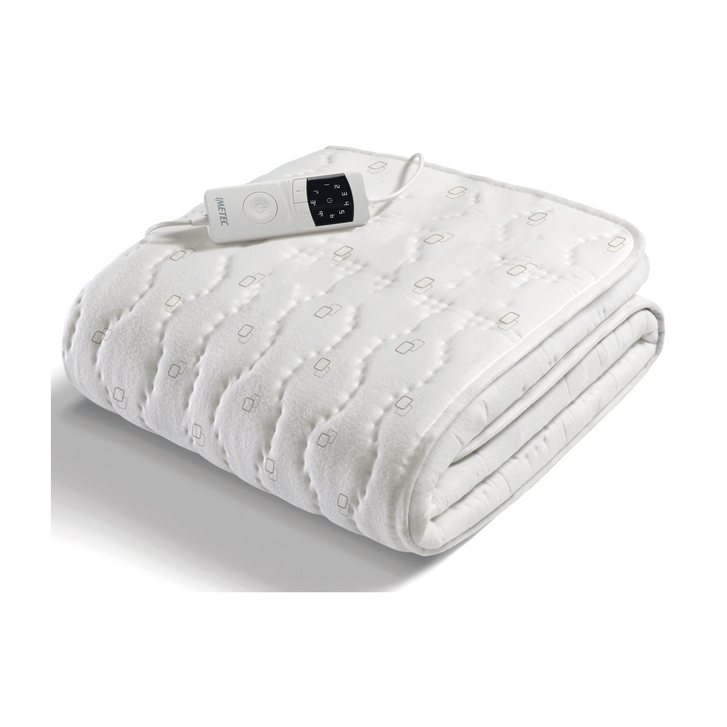 Una coperta elettrica bianca piegata con un piccolo controller bianco sopra, isolata su sfondo bianco.