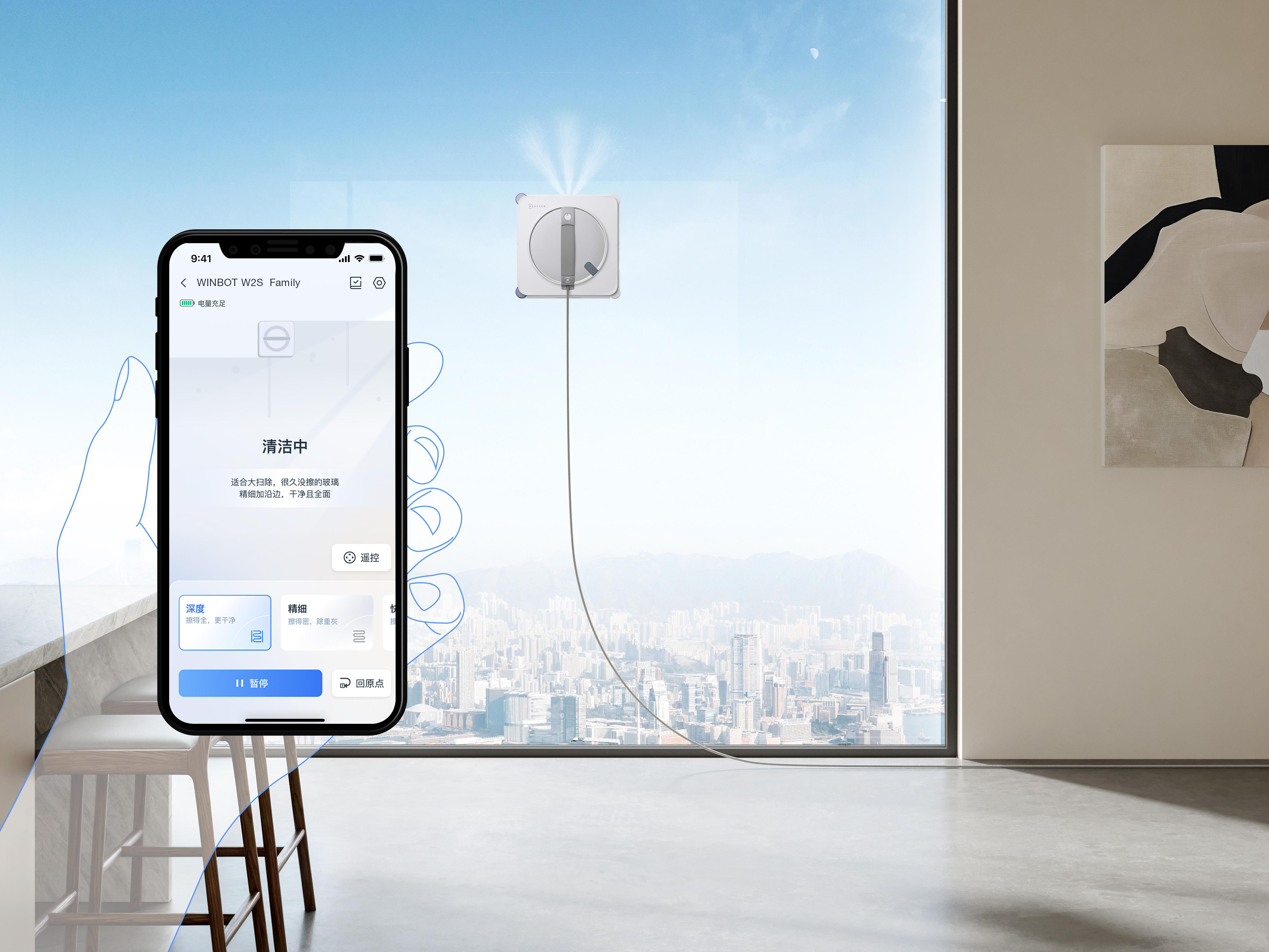 Ein Smartphone zeigt eine App, während ein Roboter ein großes Fenster mit Stadtblick reinigt.