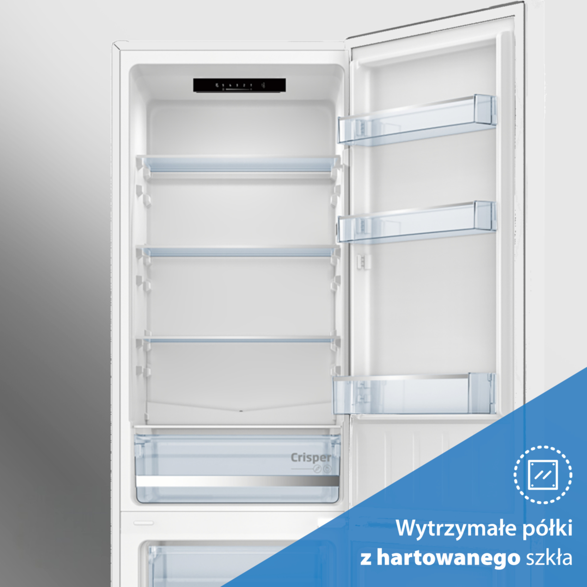 Otwarta biała lodówka ze szklanymi półkami i przezroczystą szufladą na warzywa.