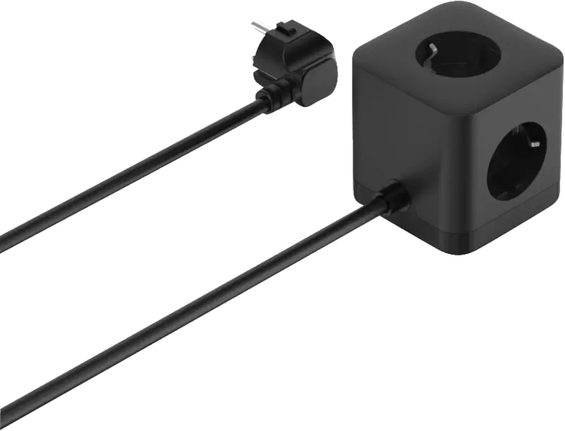 Un cubo de enchufe negro con un cable y enchufe conectados sobre fondo blanco.