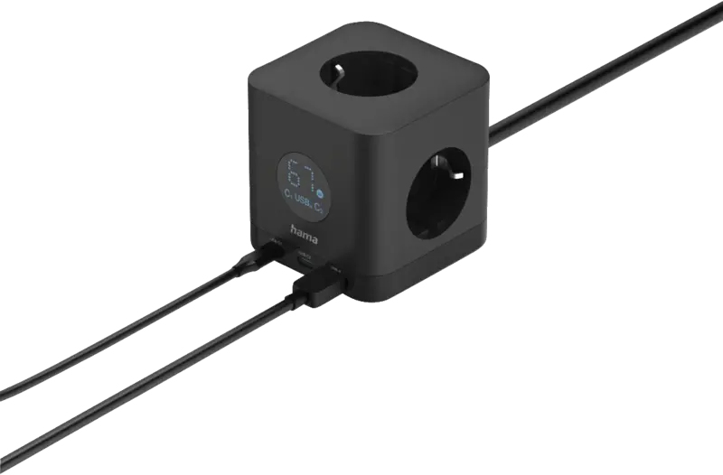 Cubo de enchufe negro con puertos USB, pantalla digital y cables de carga conectados sobre fondo blanco.