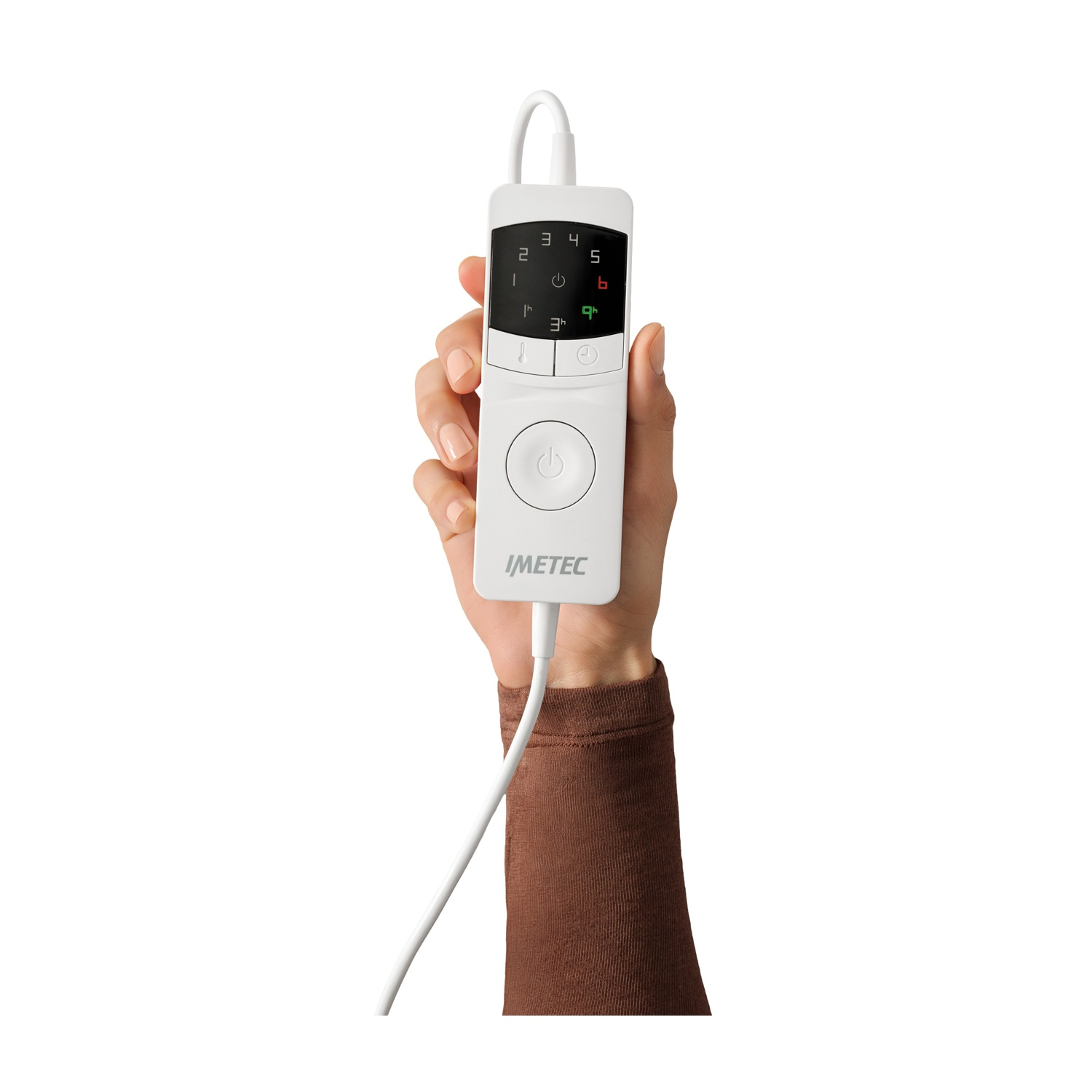 Una mano tiene in mano un telecomando bianco Imetec con display digitale e tasto di accensione, su fondo bianco.