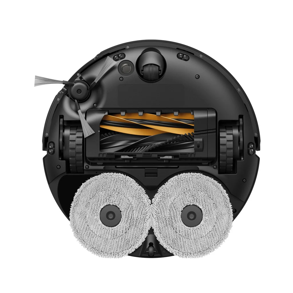 Egy fekete robotporszívó alja forgó kefékkel és két kerek felmosópárnával, fehér háttér előtt.