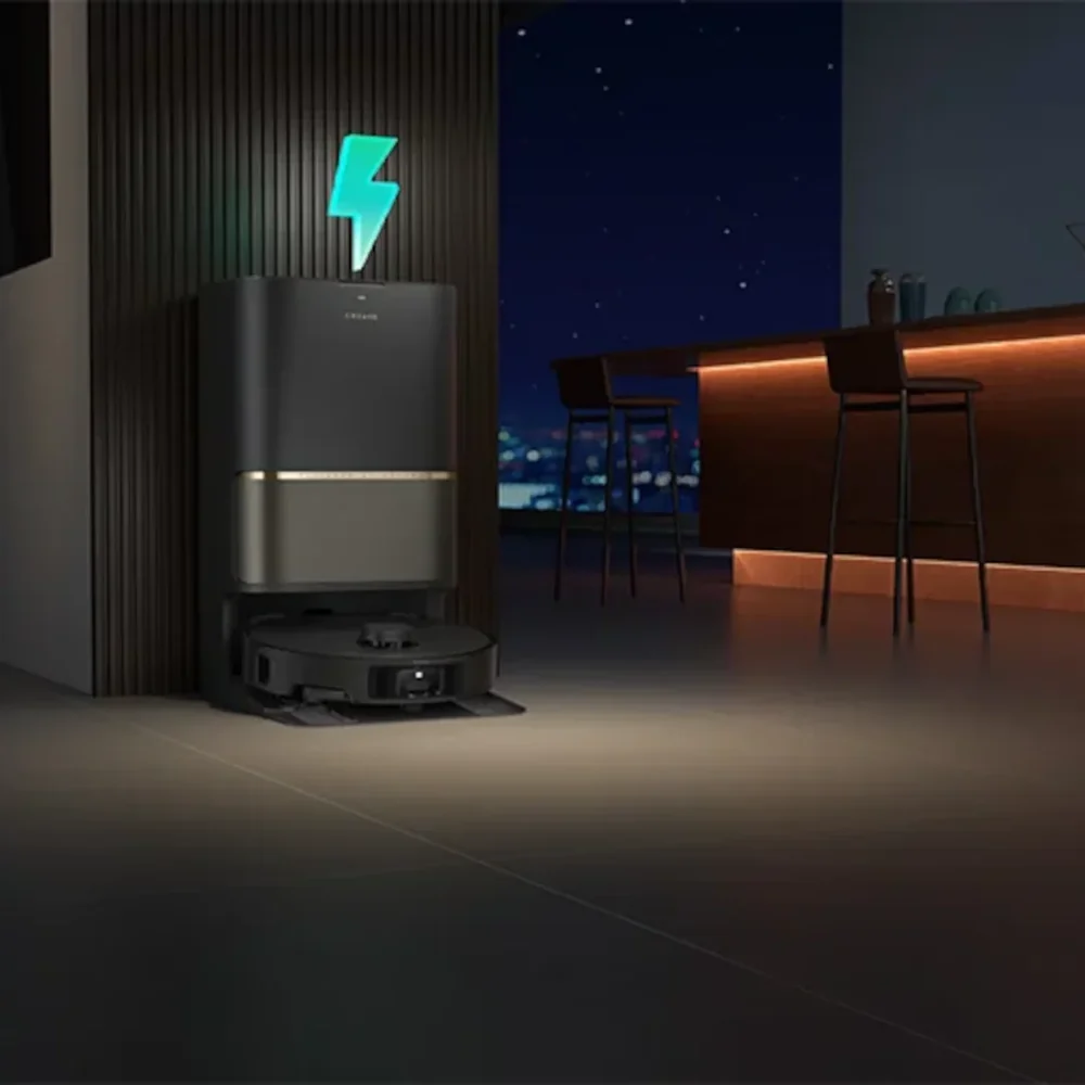 Egy robotporszívó töltődik a sötét állomásán, felette egy világító zöld villám szimbólummal, egy modern szobában.