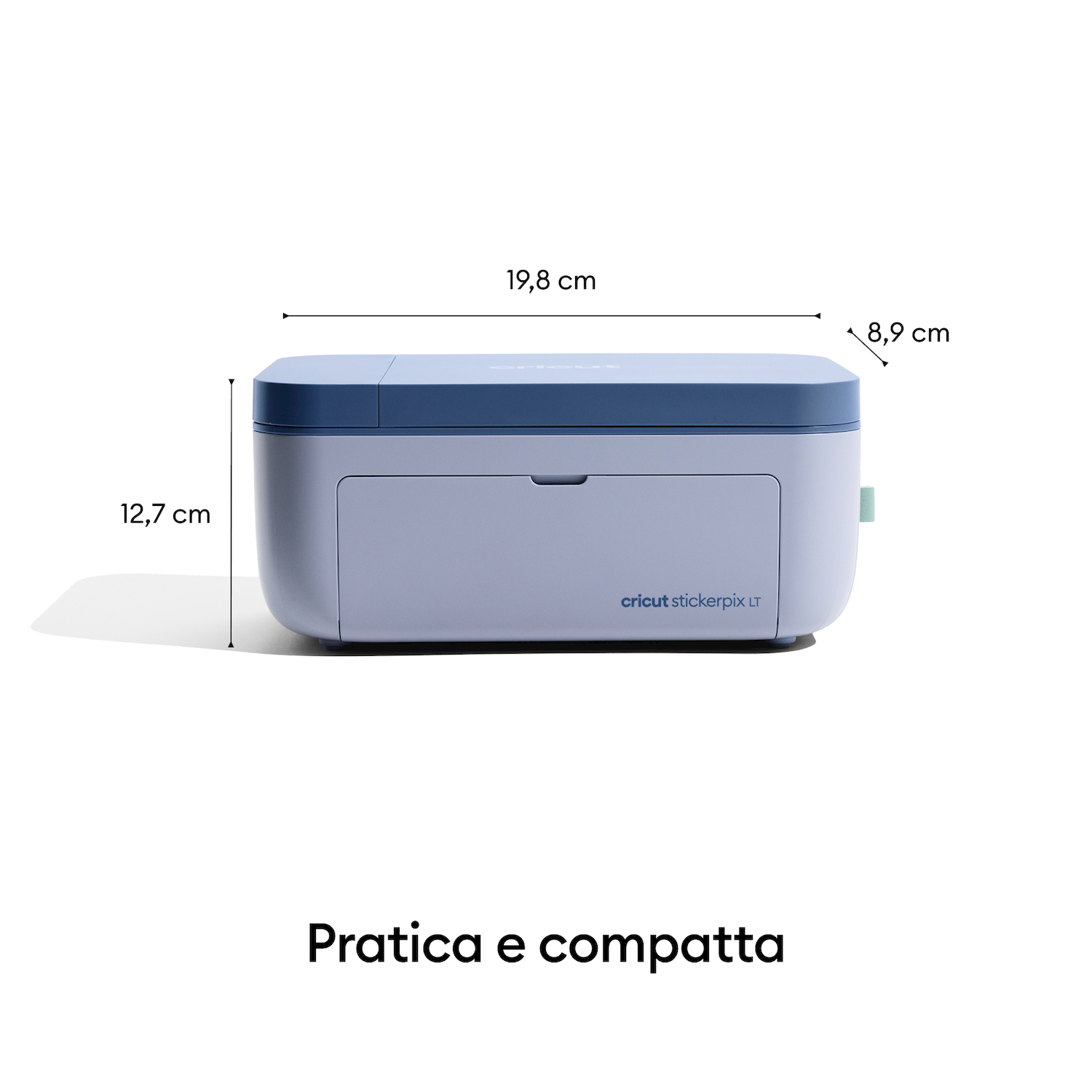 Macchina blu Cricut Stickerpix LT con dimensioni (19,8 x 8,9 x 12,7 cm) e testo Pratica e compatta.
