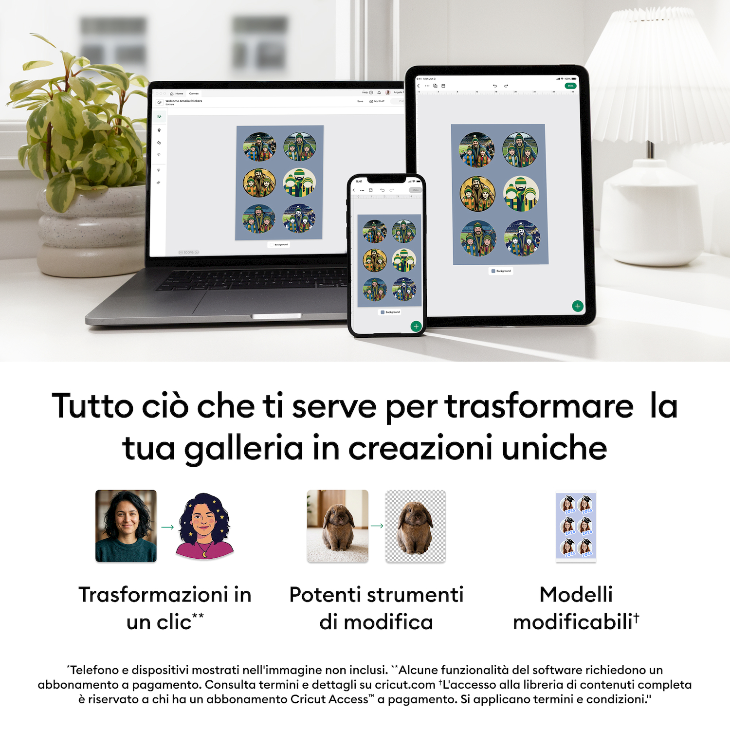 Laptop, tablet e smartphone mostrano adesivi fotografici accanto a una pianta e a una lampada.