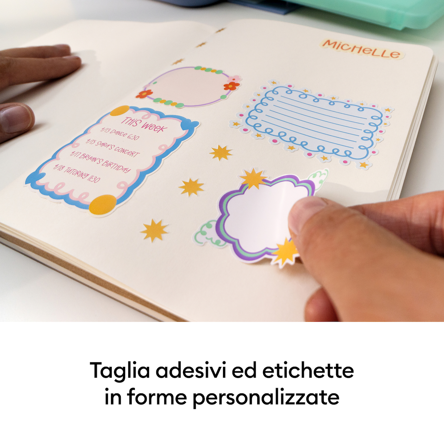 Mani staccano adesivi decorativi da un foglio in un quaderno aperto.