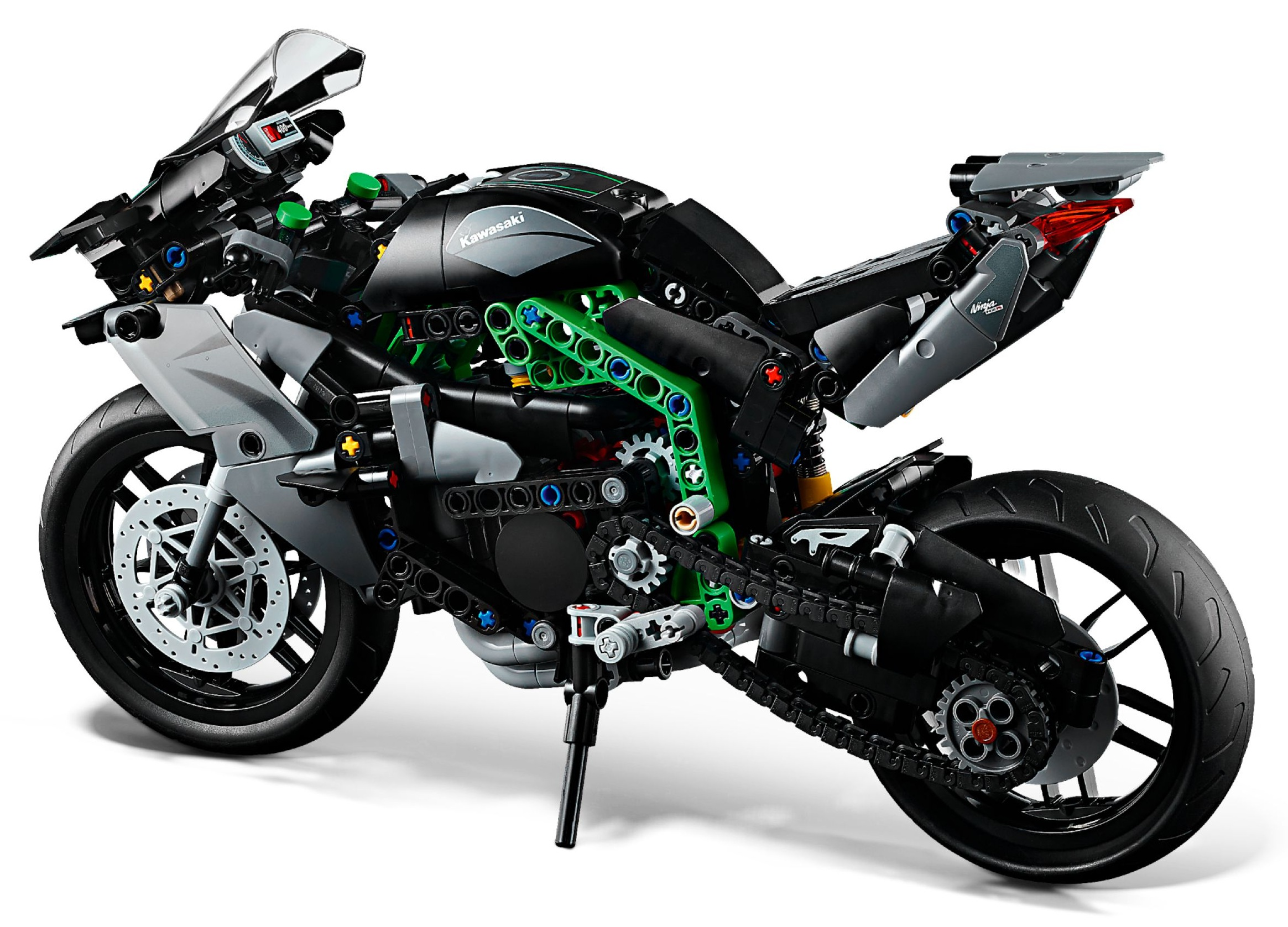 Szczegółowy, czarno-zielony model motocykla Kawasaki z klocków na białym tle.
