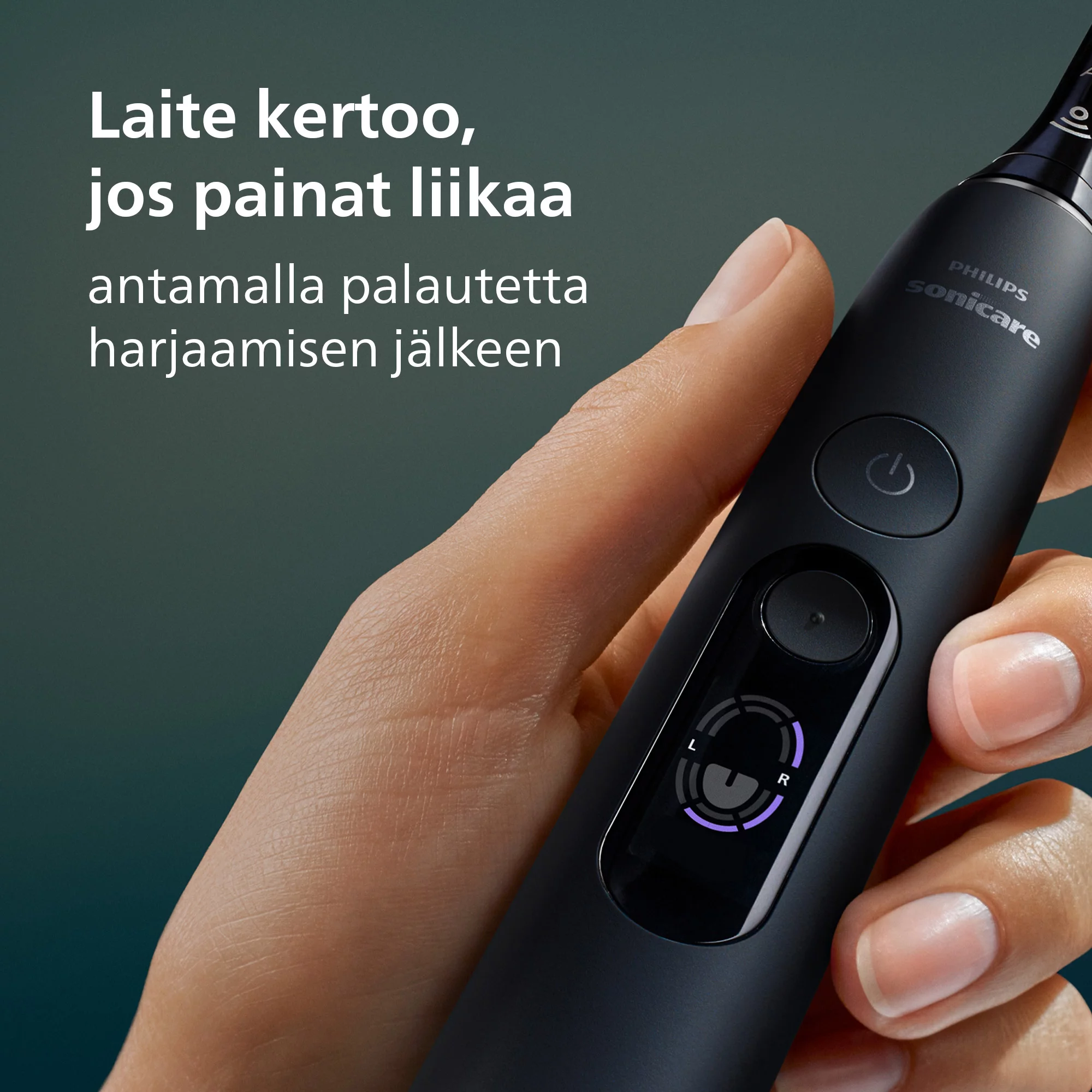 Egy kéz fekete Philips Sonicare elektromos fogkefét tart.