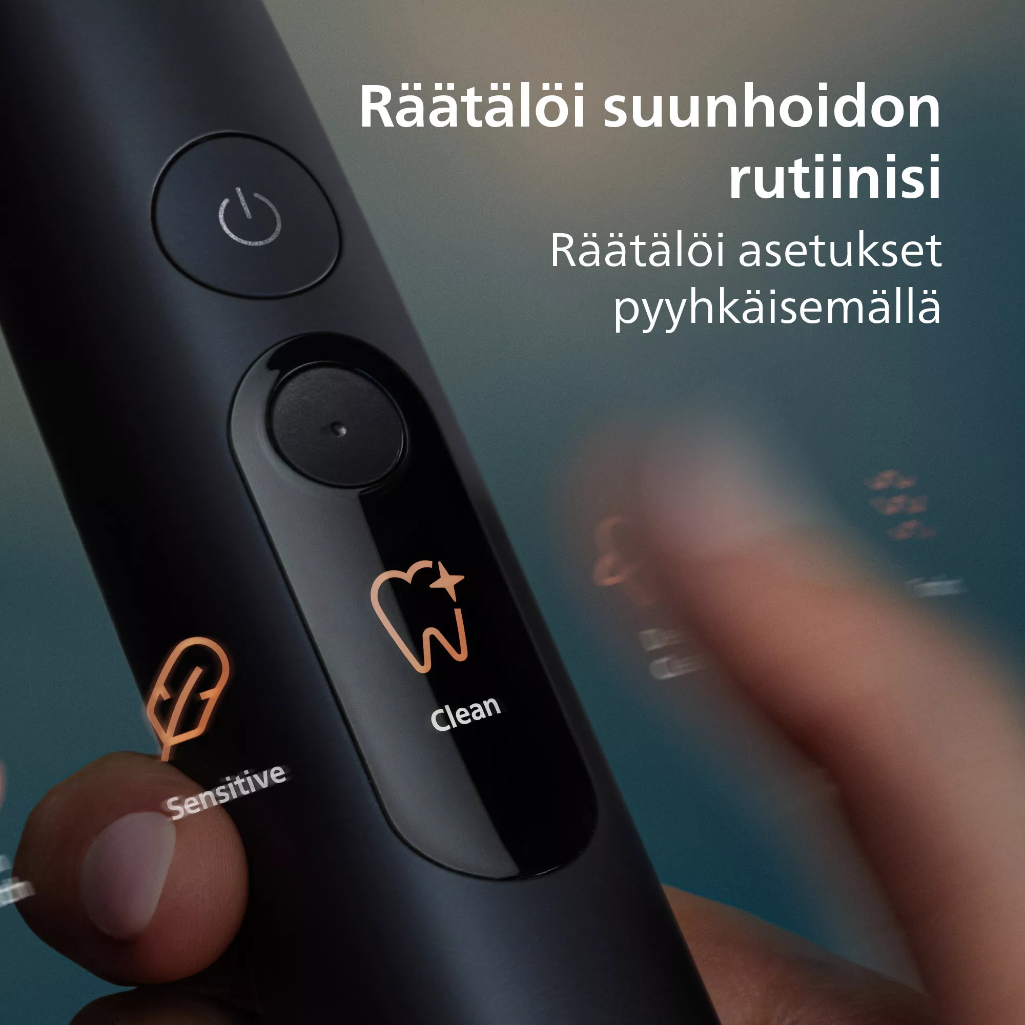 Kéz érinti meg egy fekete elektromos fogkefe kijelzőjét érintővezérléssel és finn nyelvű feliratokkal.