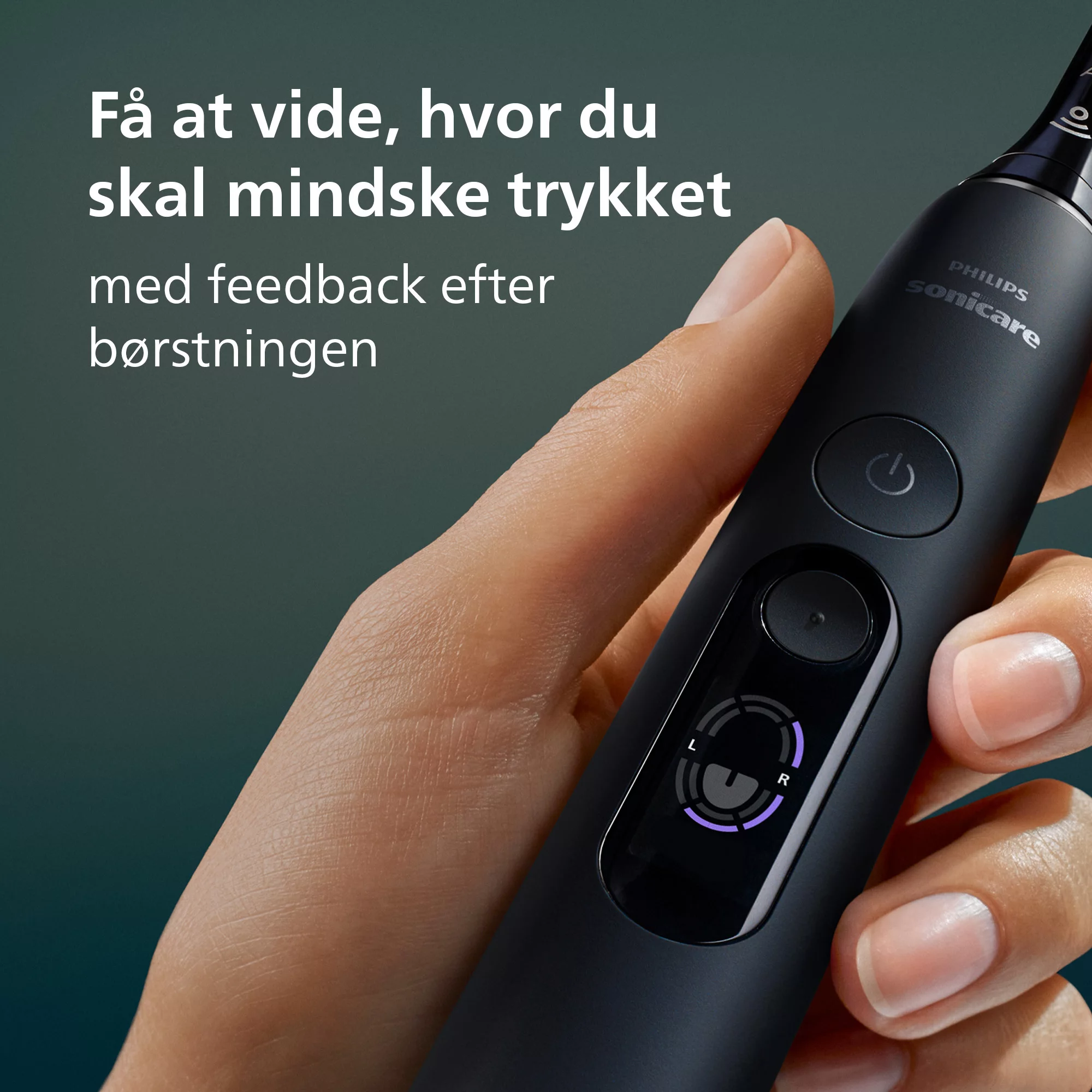 Kéz tart egy fekete Philips Sonicare fogkefét sötét háttér előtt szöveggel.