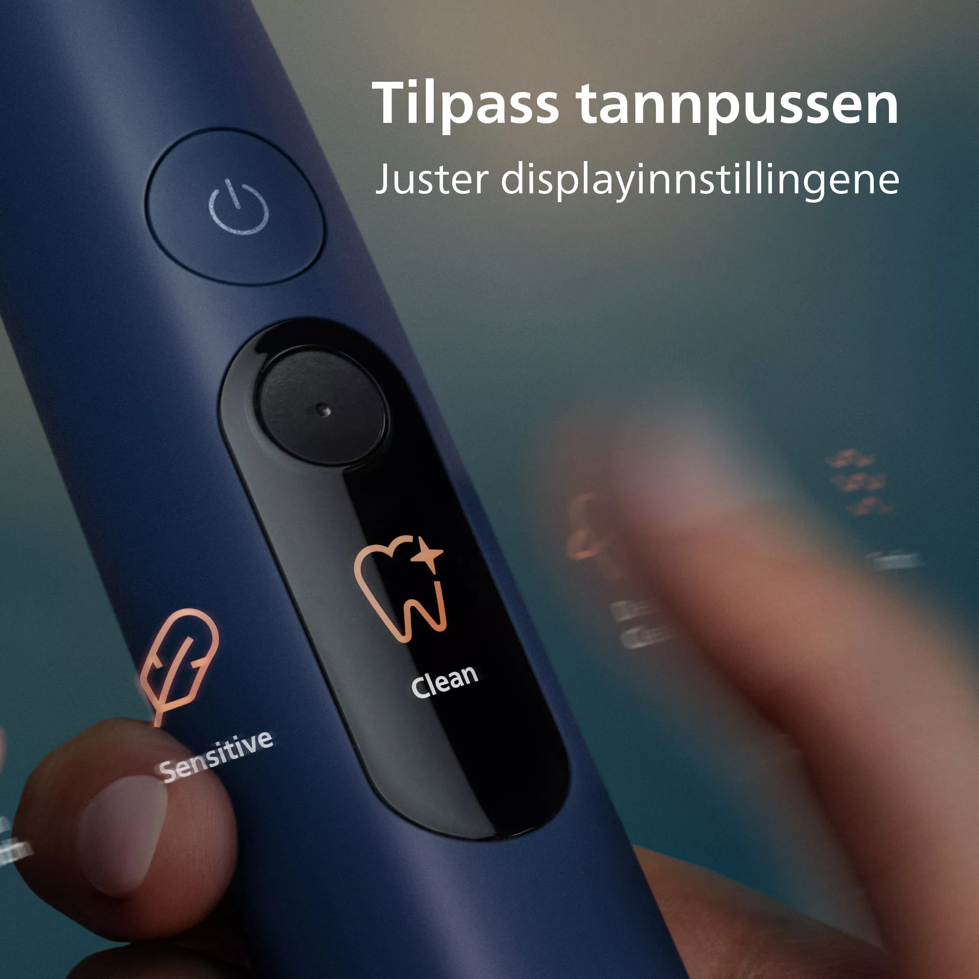 Kék elektromos fogkefe digitális kijelzővel és norvég nyelvű szöveggel.