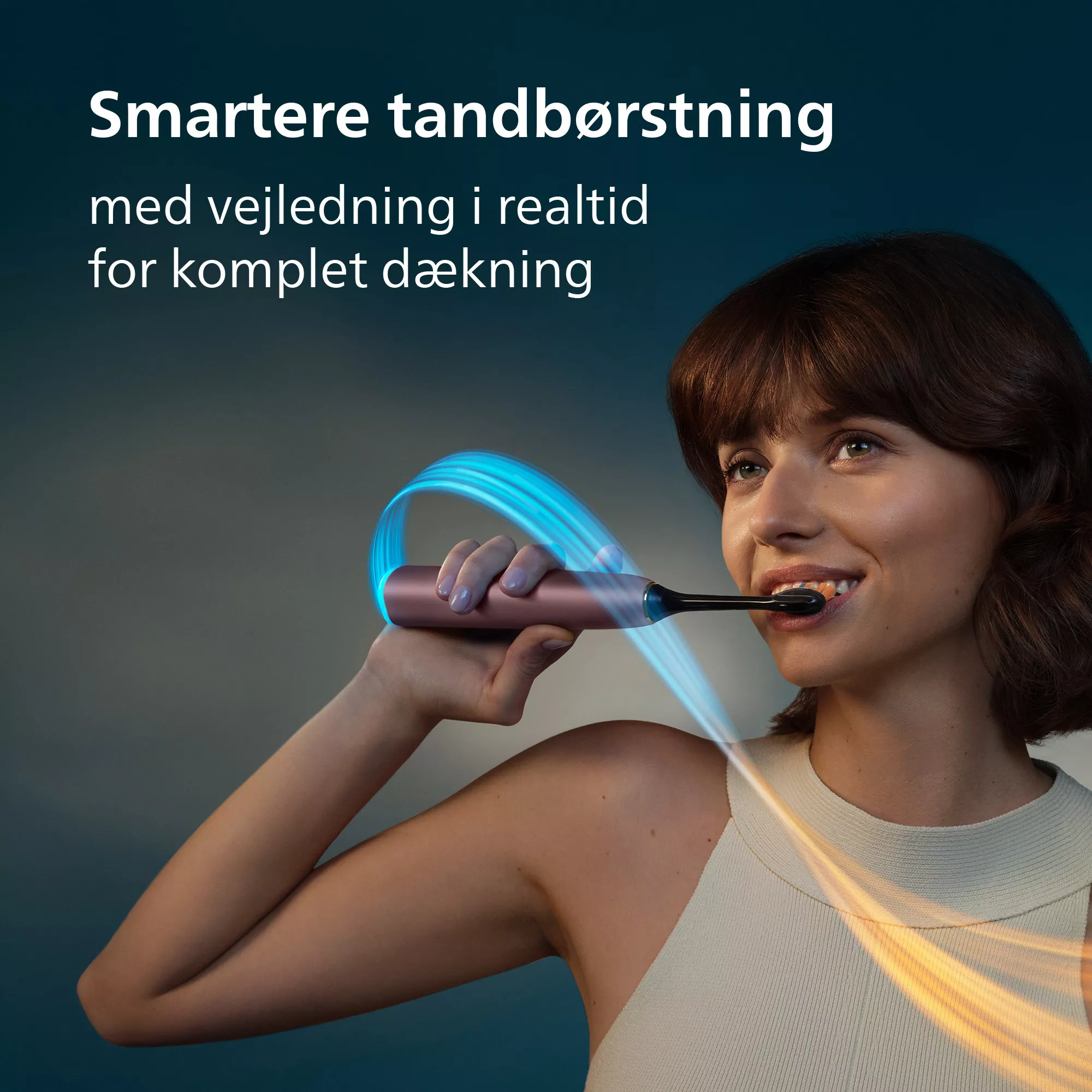 Egy mosolygó nő rózsaszín elektromos fogkefével mossa a fogát, izzó fénycsíkokkal körülvéve.