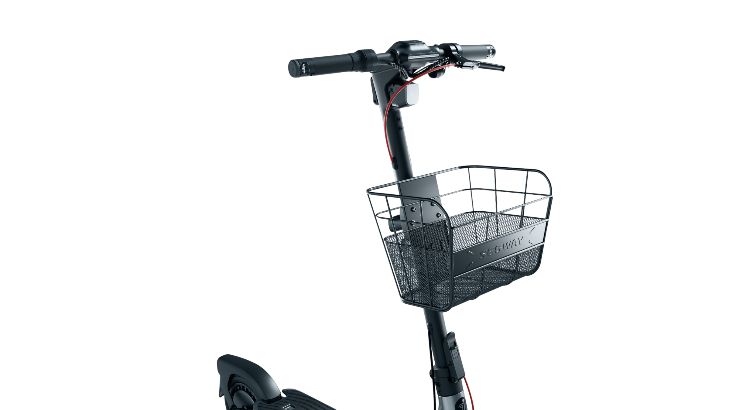 Siyah arka plan üzerinde siyah bir Segway elektrikli scooter'ın gidonu ve ön sepeti.