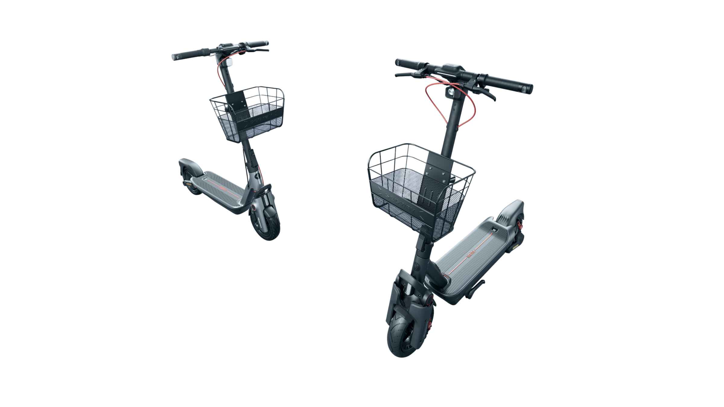 Siyah arka planda ön sepetli iki siyah elektrikli scooter.