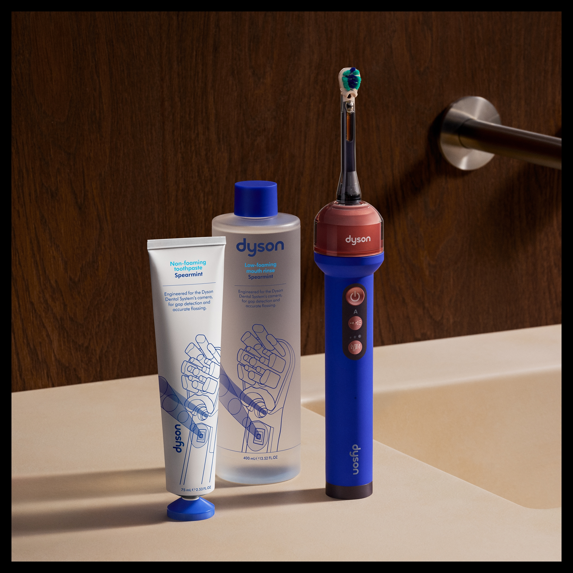 Produits de soins dentaires Dyson, comprenant du dentifrice, du bain de bouche et une brosse à dents électrique.