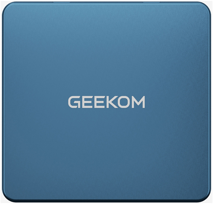 Kék szögletes mini PC felső felülete a fehér Geekom logóval középen.