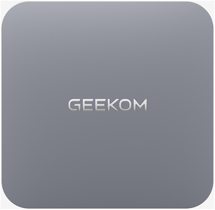 Szürke, négyzet alakú GEEKOM mini PC lekerekített sarkokkal és középen elhelyezett ezüst logóval.