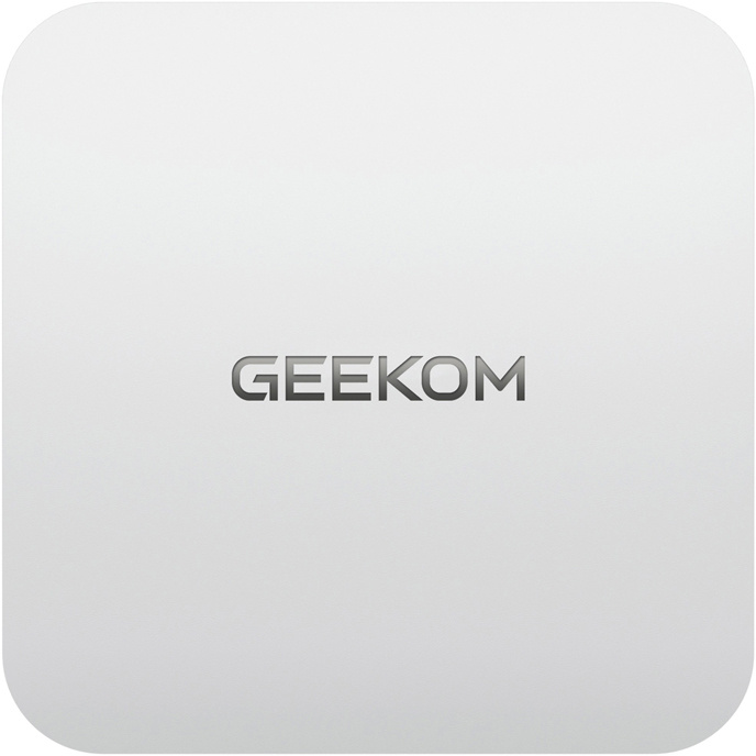 Egy ezüst, négyzet alakú GEEKOM mini PC lekerekített sarkokkal és középre igazított logóval sima háttéren.