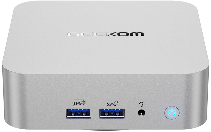 Ezüst színű Geekom mini PC USB portokkal, fejhallgató-csatlakozóval és világító bekapcsológombbal.