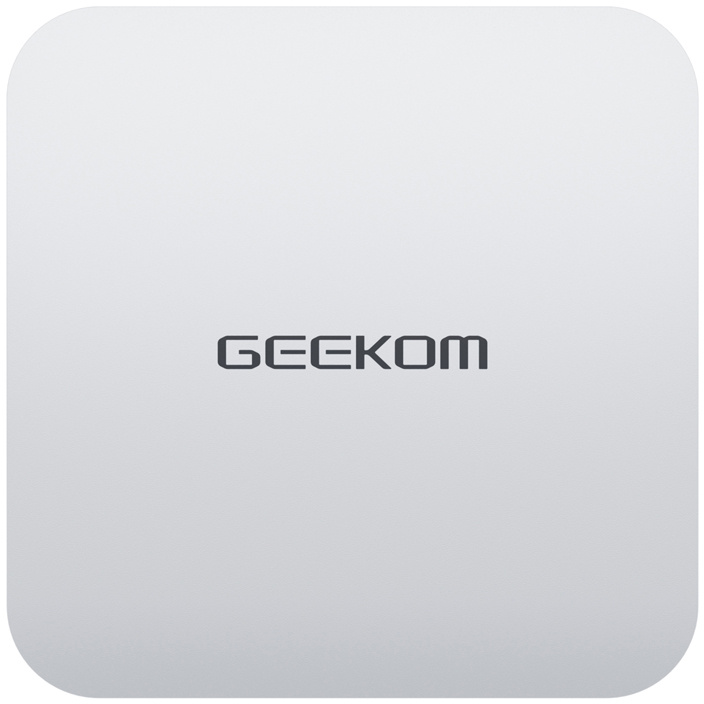 Egy szürke, négyzet alakú GEEKOM mini PC borítás lekerekített sarkokkal és a középre helyezett logóval.