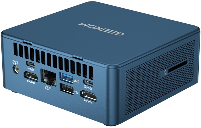 Egy kék GEEKOM mini PC hátsó portokkal és egy SD-kártyaolvasóval az oldalán.