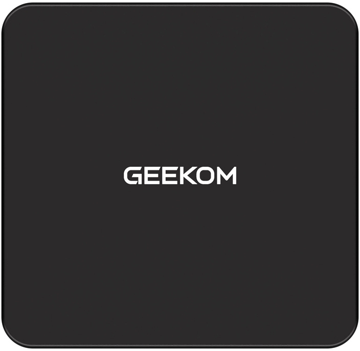 Fekete, négyzet alakú Geekom mini PC felső felülete középre igazított fehér logóval.