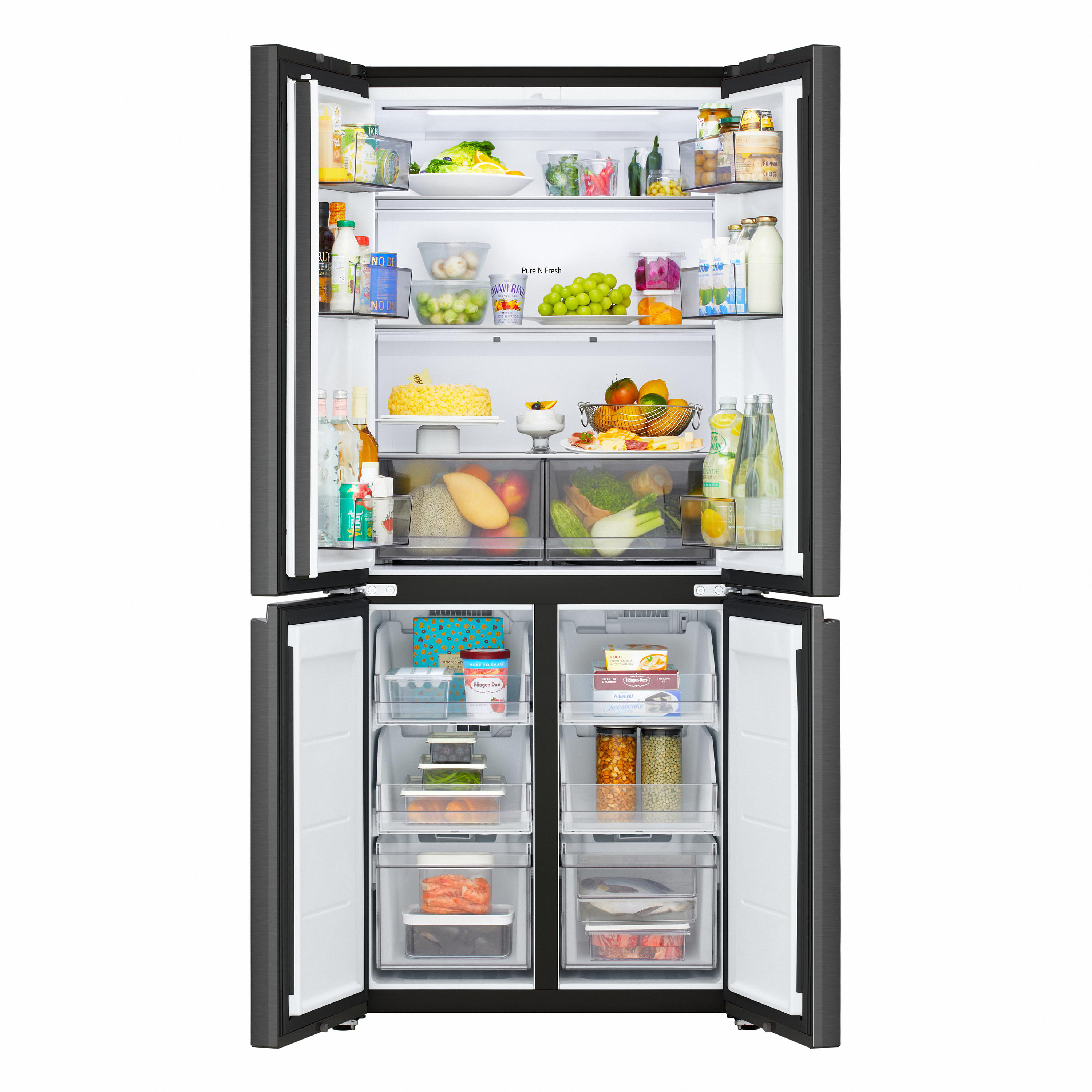 Ein geöffneter schwarzer Kühlschrank mit frischem Obst, Gemüse, Getränken und Behältern.