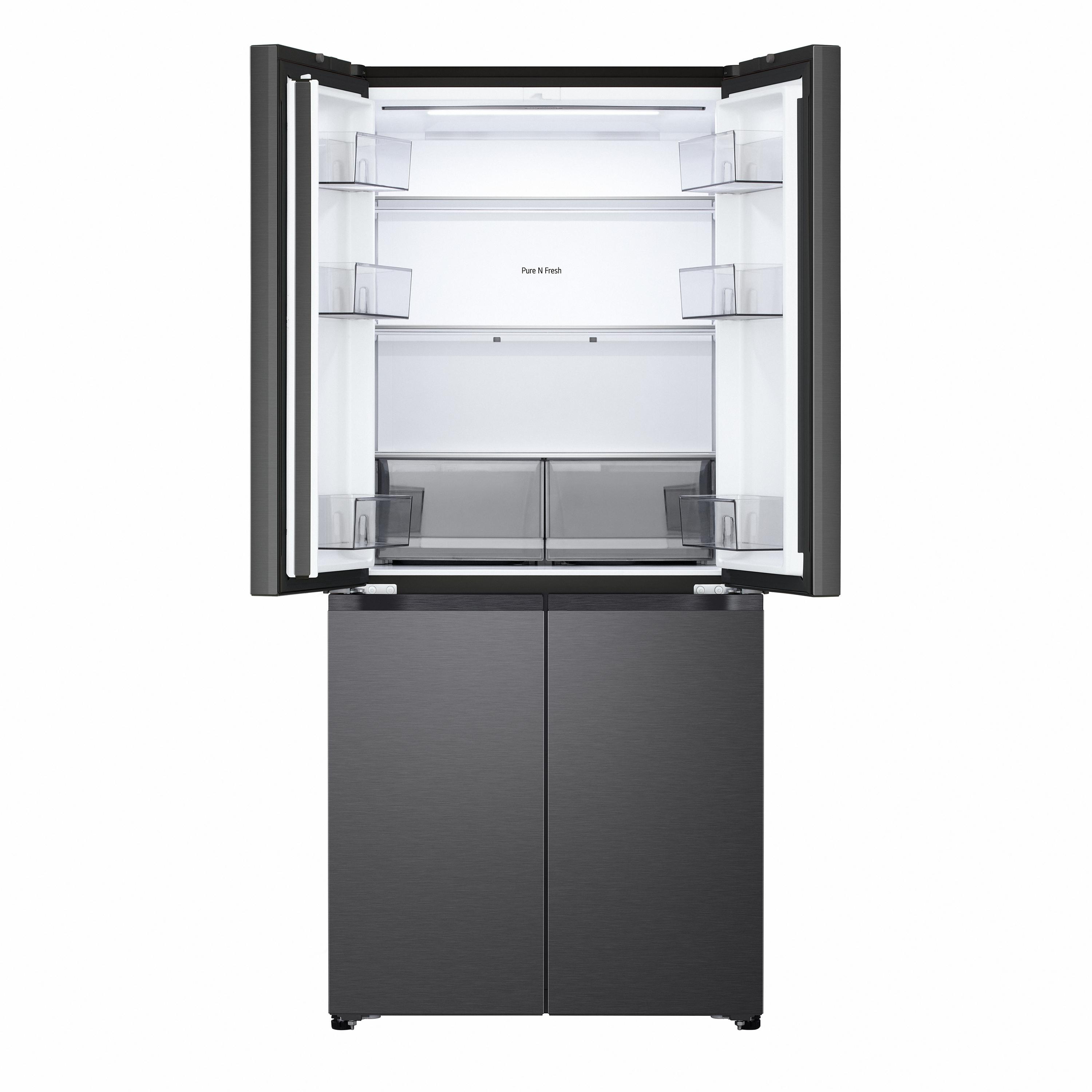 Ein dunkler, moderner Kühlschrank mit geöffneten oberen Türen zeigt helle, leere Fächer und transparente Ablagen.
