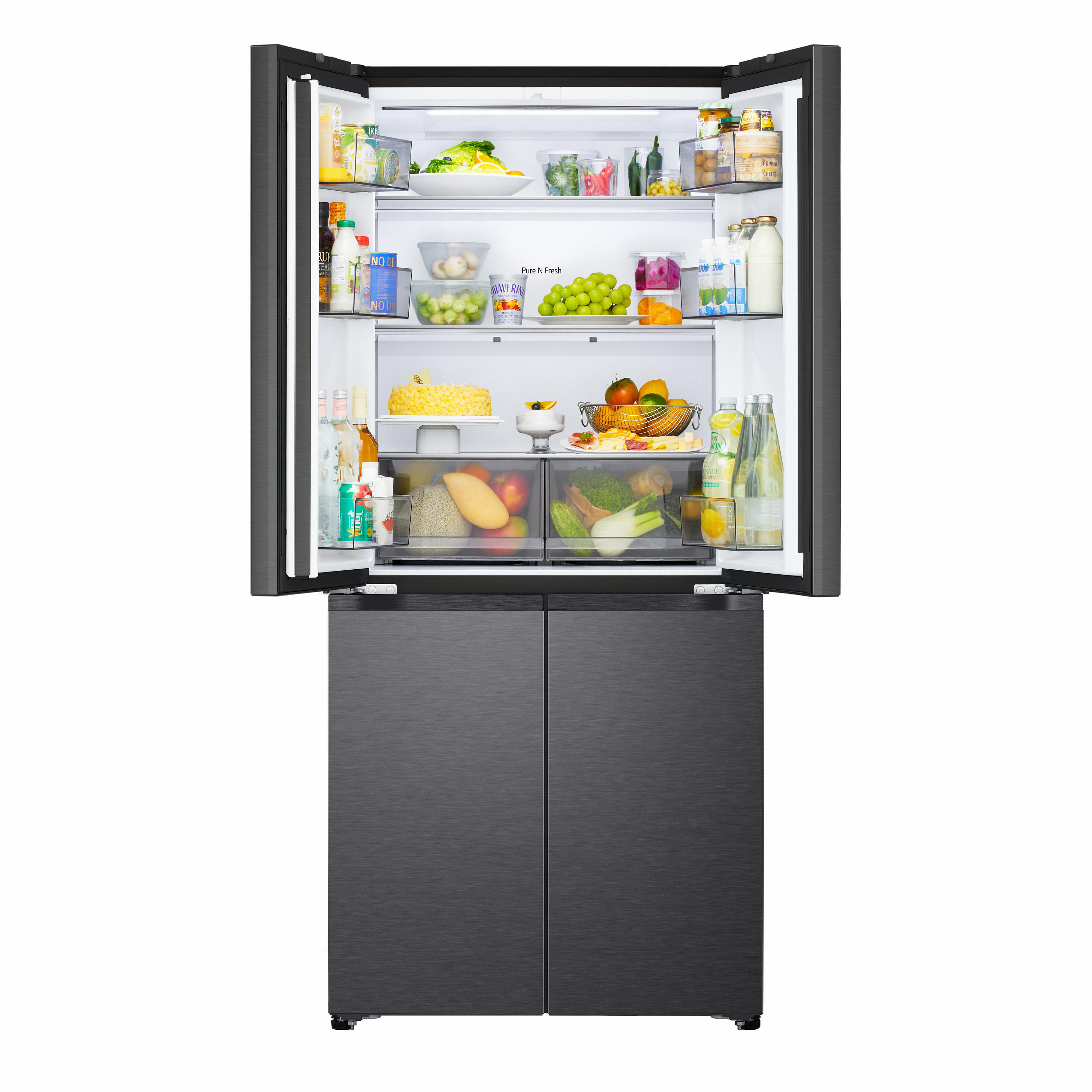 Ein offener, dunkler Kühlschrank mit beleuchteten Regalen voller frischem Obst, Gemüse, Getränken und Lebensmitteln.